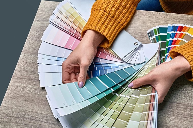 Les tendances couleurs 2026 avec les mains qui tient une charte de couleurs.