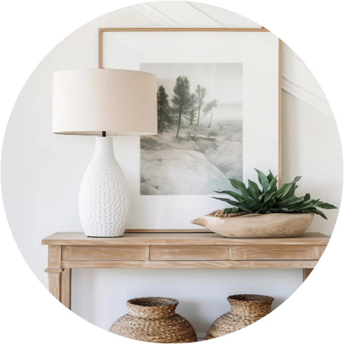 Home staging de Decora Concept montré par la mise en scène d'une table d'appoint, lampe, cadre et une plante.