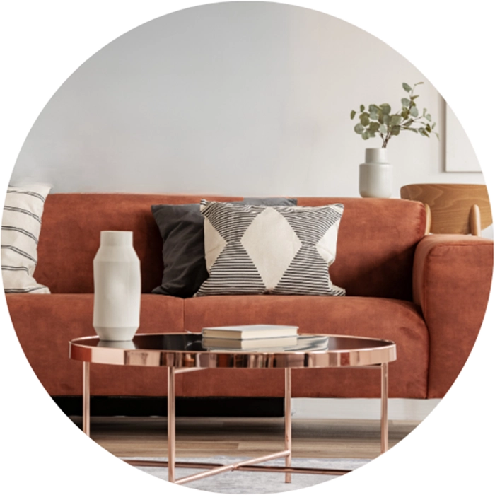 Stylisme d'intérieur réalisé par Decora Concept. Une image d'un sofa brun dans un salon épuré.